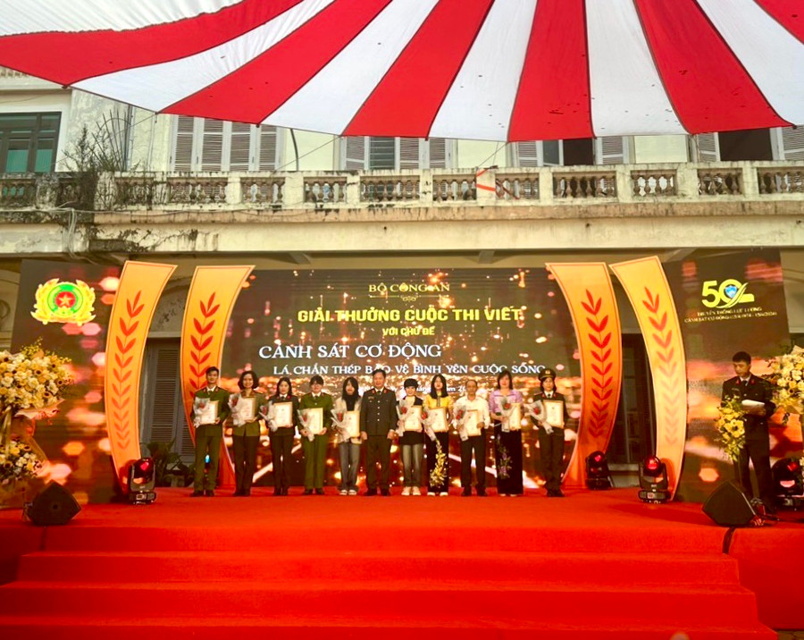 Ban Tổ chức trao giải cho các tác giả tham gia cuộc thi viết chủ đề “Cảnh sát cơ động-Lá chắn thép bảo vệ bình yên cuộc sống”. Ảnh: NVCC Ban Tổ chức trao giải cho các tác giả tham gia cuộc thi viết chủ đề “Cảnh sát cơ động-Lá chắn thép bảo vệ bình yên cuộc sống”. Ảnh: NVCC