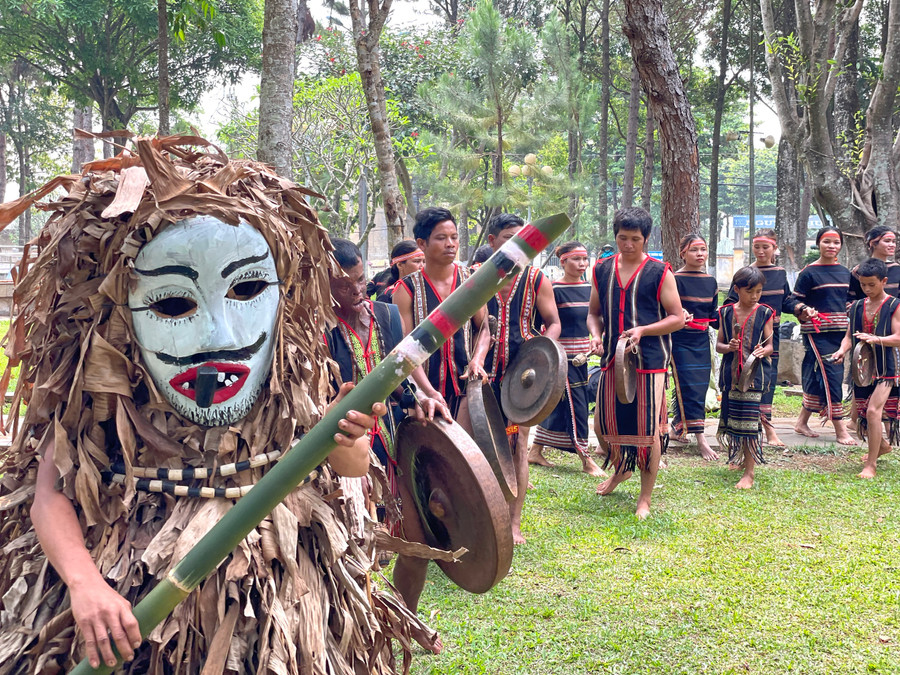Một pram (nghệ nhân hóa trang) mang lại nét sinh động cho ngày hội. Ảnh: Lam Nguyên Một pram (nghệ nhân hóa trang) mang lại nét sinh động cho ngày hội. Ảnh: Lam Nguyên