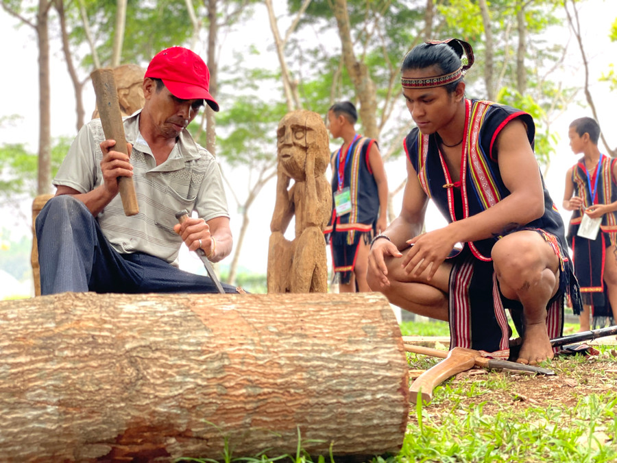 Nghệ thuật tạc tượng của đồng bào Jrai. Ảnh: Lam Nguyên Nghệ thuật tạc tượng của đồng bào Jrai. Ảnh: Lam Nguyên