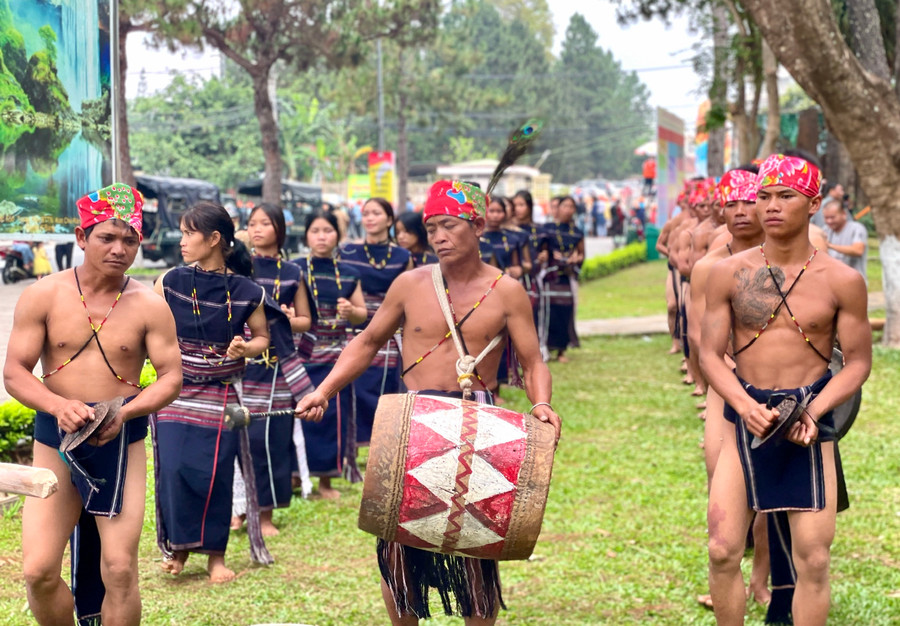 Phần trình diễn cồng chiêng của nghệ nhân huyện Kông Chro trong nghi thức phục dựng lễ mừng năm mới. Ảnh: Lam Nguyên Phần trình diễn cồng chiêng của nghệ nhân huyện Kông Chro trong nghi thức phục dựng lễ mừng năm mới. Ảnh: Lam Nguyên