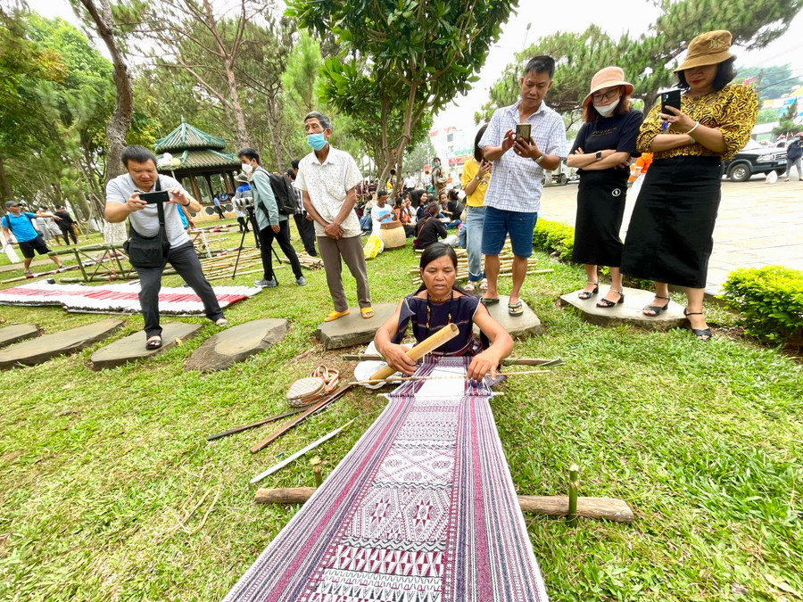 Thổ cẩm Bahnar với hoa văn tinh tế thu hút sự quan tâm của đông đảo du khách. Ảnh: Lam Nguyên Thổ cẩm Bahnar với hoa văn tinh tế thu hút sự quan tâm của đông đảo du khách. Ảnh: Lam Nguyên