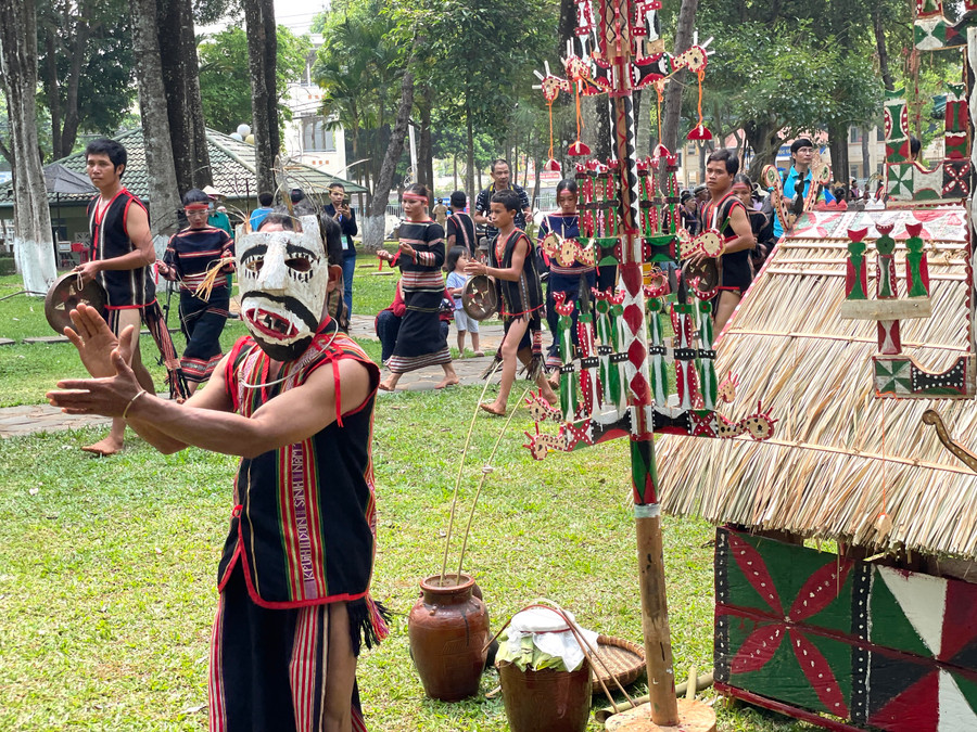 Thêm một hình thức hóa trang đặc sắc với mặt nạ gỗ. Ảnh: Lam Nguyên Thêm một hình thức hóa trang đặc sắc với mặt nạ gỗ. Ảnh: Lam Nguyên