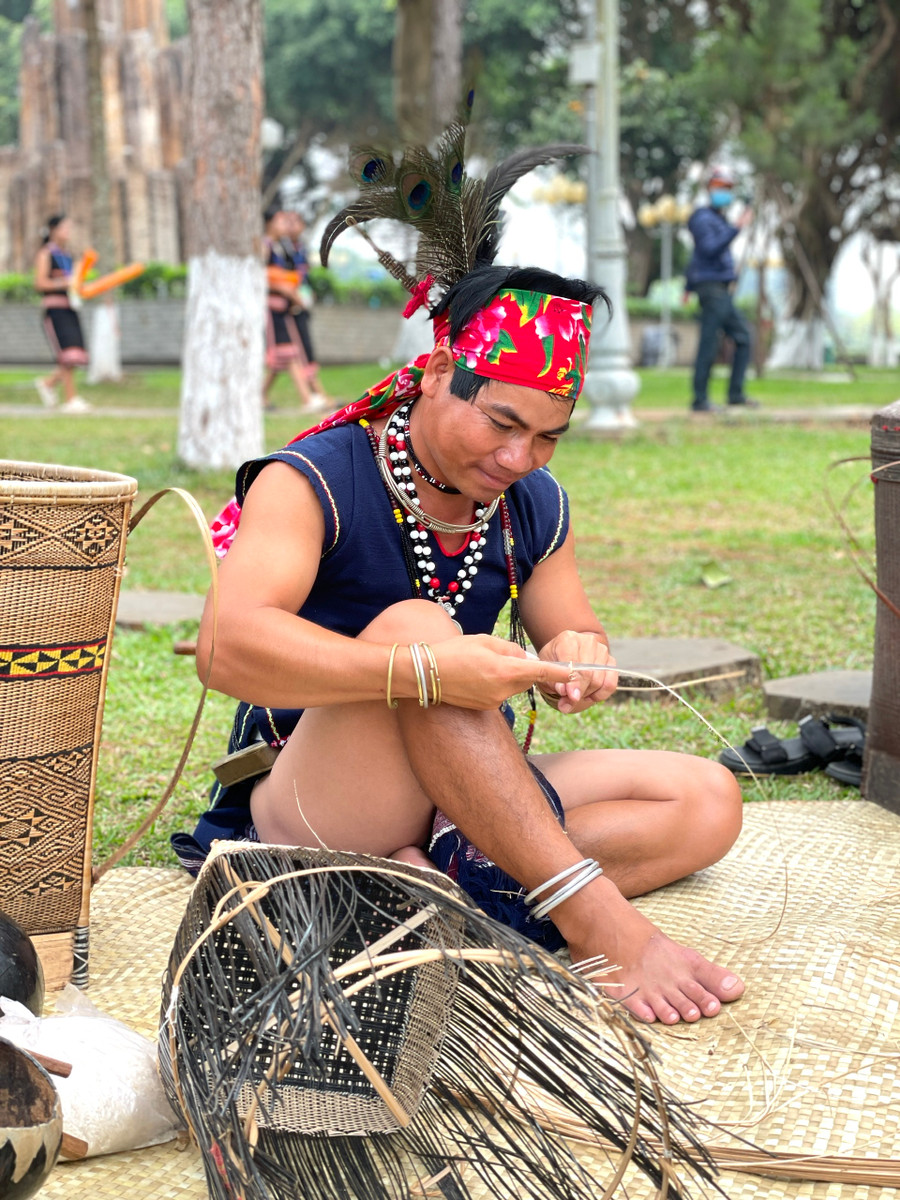 Một nghệ nhân đan lát trình diễn tại ngày hội. Ảnh: Lam Nguyên Một nghệ nhân đan lát trình diễn tại ngày hội. Ảnh: Lam Nguyên