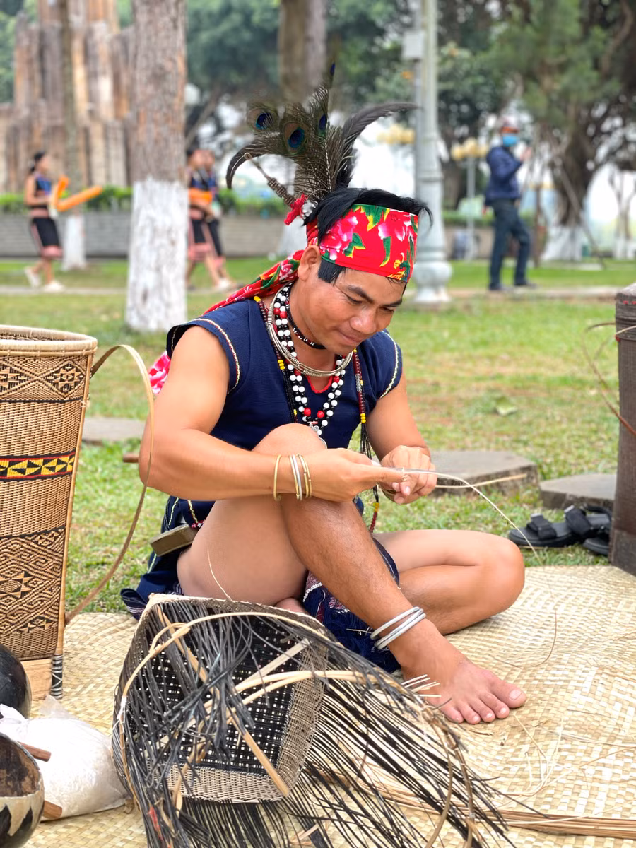 Một nghệ nhân đan lát trình diễn tại ngày hội. Ảnh: Lam Nguyên