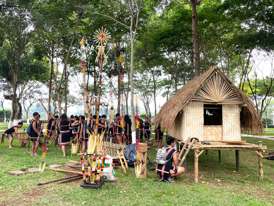 Đoàn nghệ nhân TP. Pleiku chuẩn bị đạo cụ biểu diễn hết sức công phu. Ảnh: Lam Nguyên Đoàn nghệ nhân TP. Pleiku chuẩn bị đạo cụ biểu diễn hết sức công phu. Ảnh: Lam Nguyên