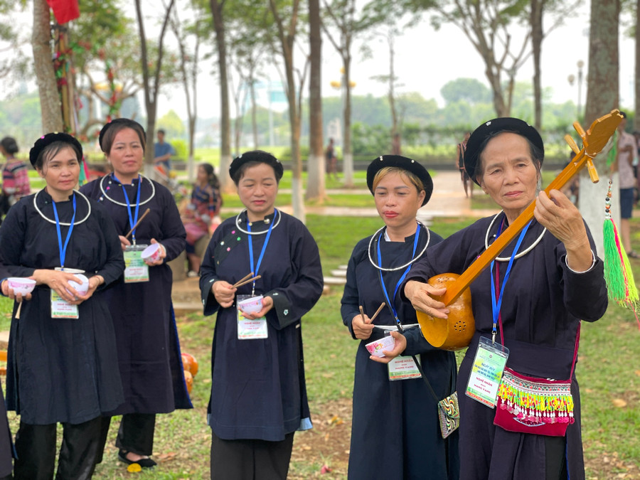 Các nghệ nhân dân tộc Tày huyện Mang Yang biểu diễn đàn tính. Ảnh: Lam Nguyên Các nghệ nhân dân tộc Tày huyện Mang Yang biểu diễn đàn tính. Ảnh: Lam Nguyên
