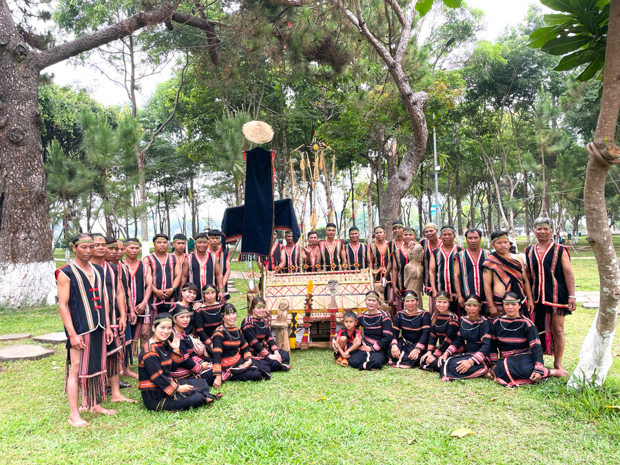Đoàn nghệ nhân huyện Ia Grai trước giờ biểu diễn. Ảnh: Lam Nguyên Đoàn nghệ nhân huyện Ia Grai trước giờ biểu diễn. Ảnh: Lam Nguyên