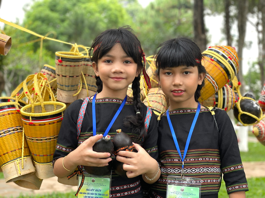 Những nghệ nhân nhỏ tuổi đến từ huyện Đak Đoa với sản phẩm gùi, bầu đẹp mắt. Ảnh: Lam Nguyên Những nghệ nhân nhỏ tuổi đến từ huyện Đak Đoa với sản phẩm gùi, bầu đẹp mắt. Ảnh: Lam Nguyên