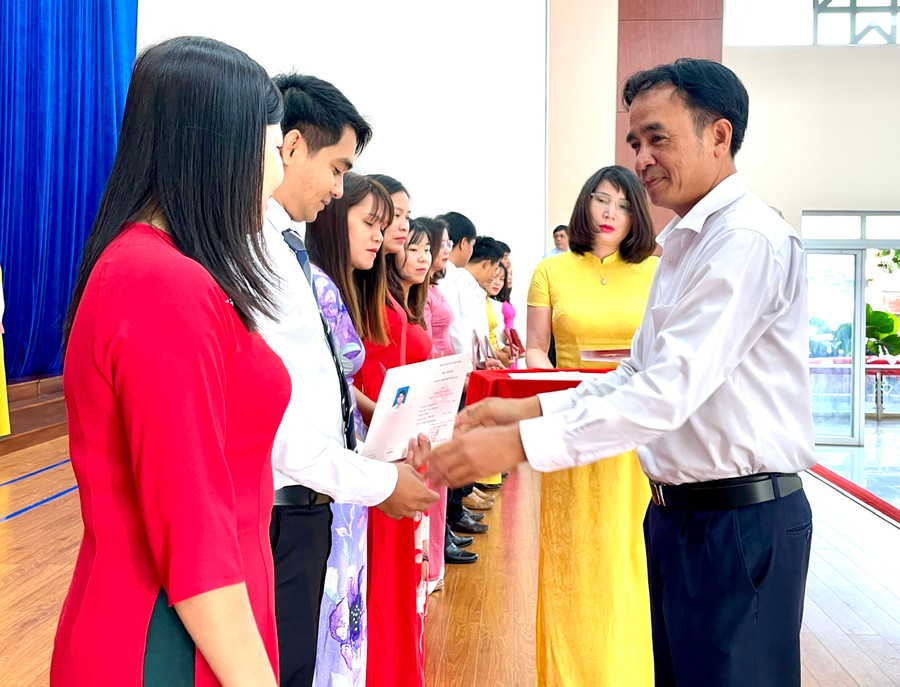 Phó Trưởng ban Tổ chức Tỉnh ủy Rơ Châm La Ni trao bằng tốt nghiệp cho các học viên. Ảnh: Lam Nguyên Phó Trưởng ban Tổ chức Tỉnh ủy Rơ Châm La Ni trao bằng tốt nghiệp cho các học viên. Ảnh: Lam Nguyên