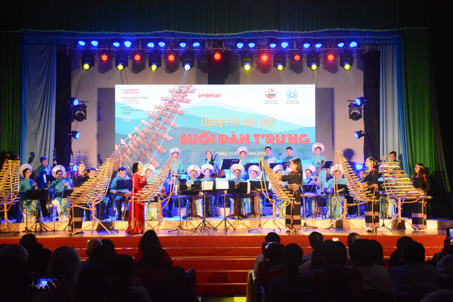 “Suối đàn t’rưng”-chương trình nghệ thuật đặc biệt do Học viện Âm nhạc Quốc gia Việt Nam phối hợp tổ chức tại Gia Lai. Ảnh: Phương Duyên “Suối đàn t’rưng”-chương trình nghệ thuật đặc biệt do Học viện Âm nhạc Quốc gia Việt Nam phối hợp tổ chức tại Gia Lai. Ảnh: Phương Duyên