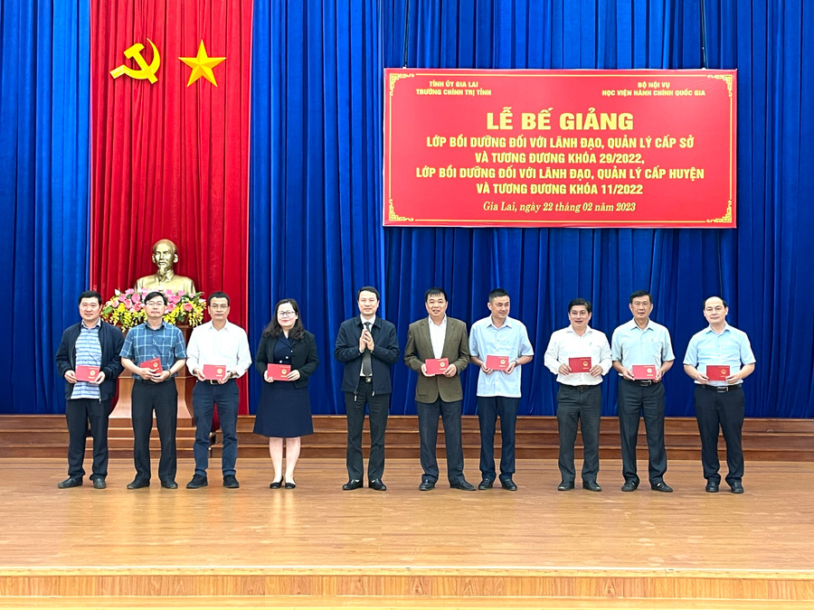 Tiến sĩ Thiều Huy Thuật-Phó Giám đốc Phân viện Học viện Hành chính Quốc gia khu vực Tây Nguyên (thứ 5 từ trái sang) trao chứng chỉ cho các học viên. Ảnh: Lam Nguyên