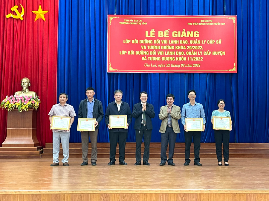 Các học viên đạt thành tích học tập cao được biểu dương, khen thưởng. Ảnh: Lam Nguyên