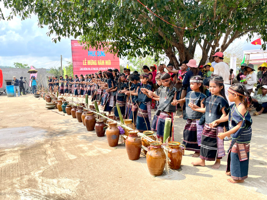Phục dựng lễ mừng năm mới tại làng Krông Hra, xã Yang Bắc, huyện Đak Pơ. Ảnh: Lam Nguyên Phục dựng lễ mừng năm mới tại làng Krông Hra, xã Yang Bắc, huyện Đak Pơ. Ảnh: Lam Nguyên