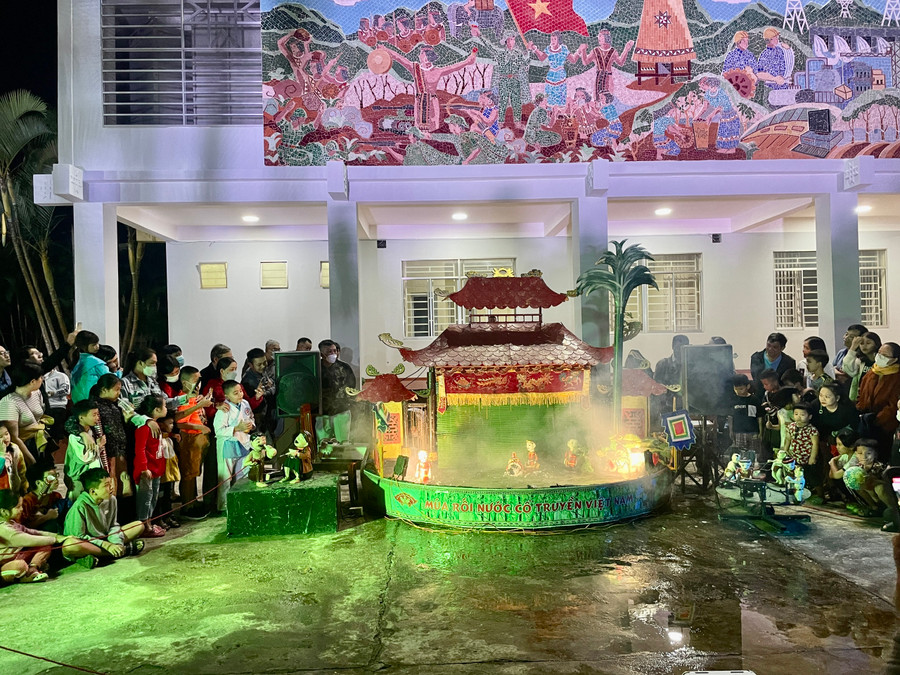 Nghệ thuật rối nước cổ truyền thu hút đông đảo khán giả nhỏ tuổi tại một hoạt động văn hóa tổ chức trong khuôn viên Bảo tàng tỉnh Gia Lai. Ảnh: Lam Nguyên Nghệ thuật rối nước cổ truyền thu hút đông đảo khán giả nhỏ tuổi tại một hoạt động văn hóa tổ chức trong khuôn viên Bảo tàng tỉnh Gia Lai. Ảnh: Lam Nguyên