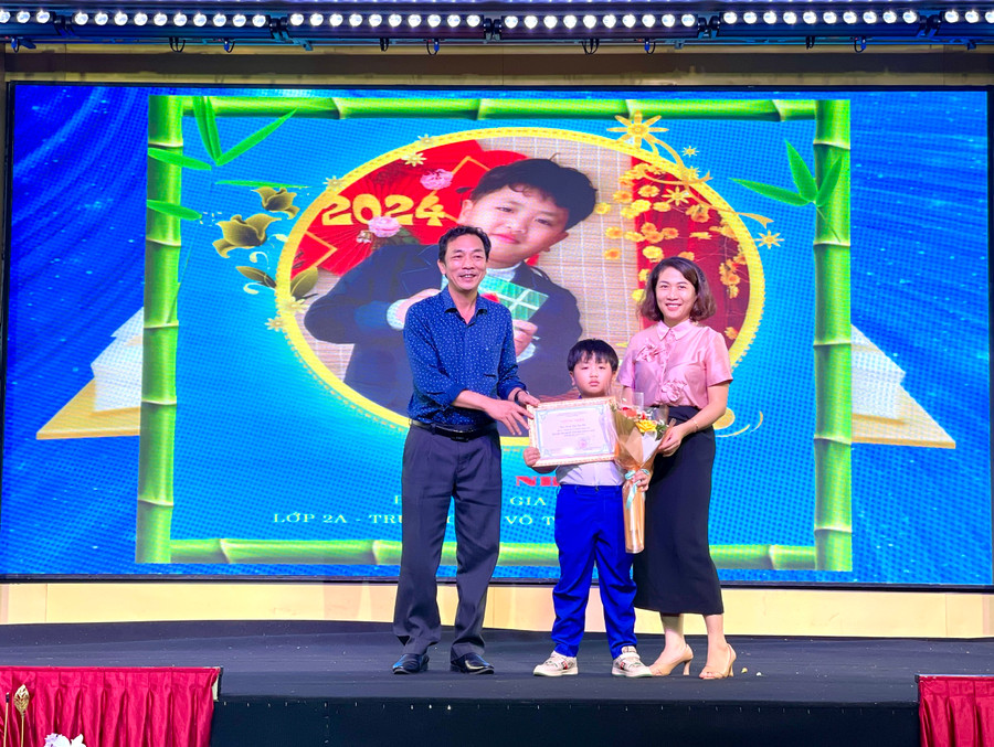 Em Đinh Đức Gia Bảo-học sinh lớp 2A Trường Tiểu học Võ Thị Sáu (huyện Ia Pa) được trao giải nhì cuộc thi “Giới thiệu sách trực tuyến”. Ảnh: Lam Nguyên