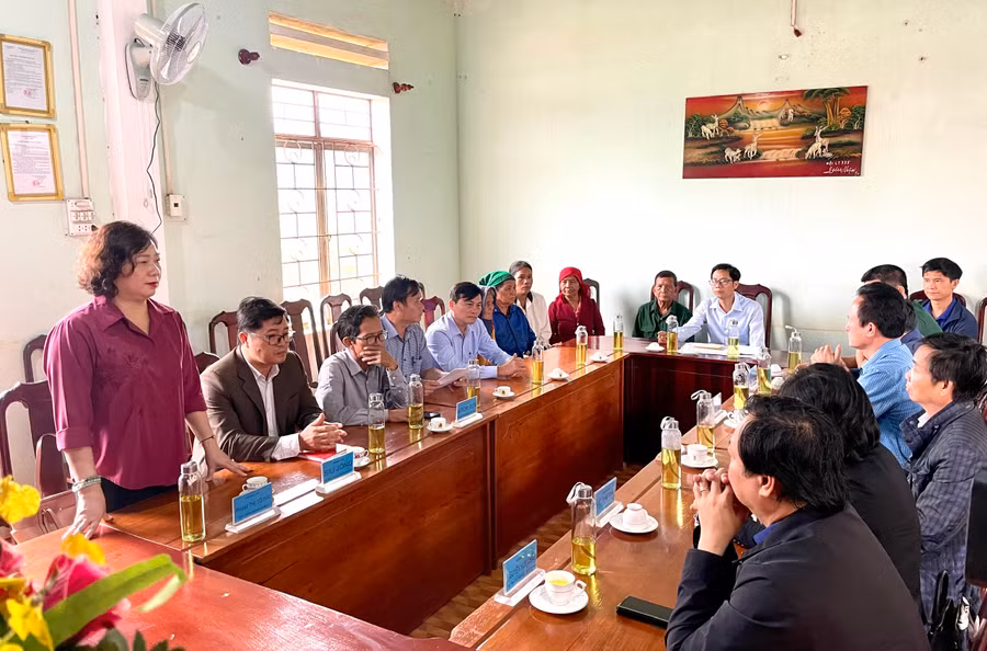 Trưởng ban Dân vận Tỉnh ủy Phạm Thị Tố Hải bày tỏ lòng tri ân trước những cống hiến to lớn của các thương bệnh binh, gia đình chính sách. Ảnh: Lam Nguyên