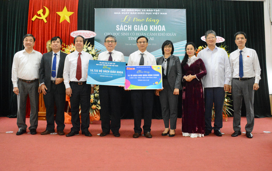 Lãnh đạo Sở Giáo dục và Đào tạo Gia Lai nhận biển tặng sách tượng trưng. Ảnh: Lam Nguyên Lãnh đạo Sở Giáo dục và Đào tạo Gia Lai nhận biển tặng sách tượng trưng. Ảnh: Lam Nguyên