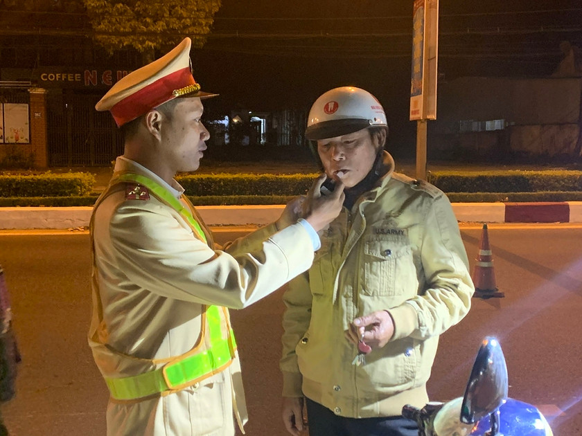 Lực lượng Công an TP. Pleiku kiểm tra nồng độ cồn người điều khiển phương tiện tham gia giao thông dịp Tết. Ảnh: R'Ô Hok Lực lượng Công an TP. Pleiku kiểm tra nồng độ cồn người điều khiển phương tiện tham gia giao thông dịp Tết. Ảnh: R'Ô Hok