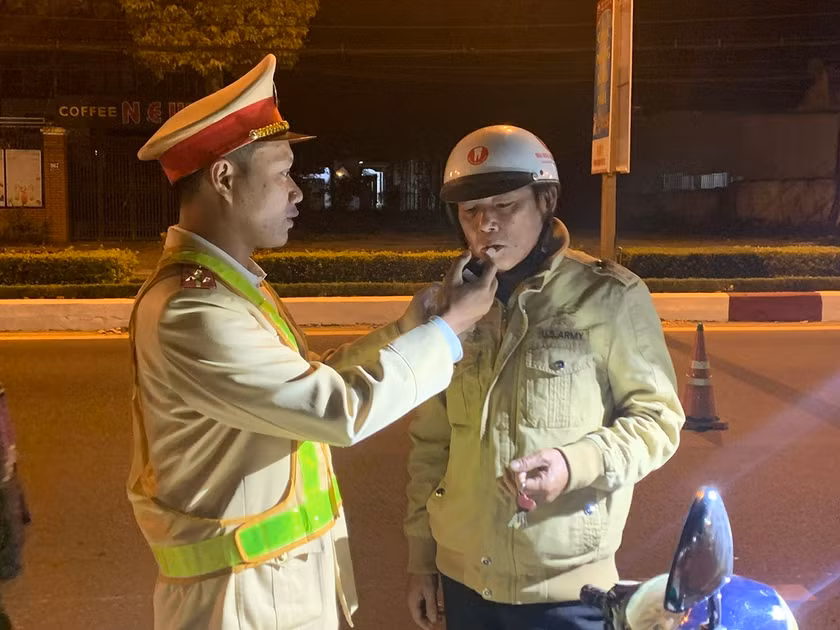 Lực lượng Công an TP. Pleiku kiểm tra nồng độ cồn người điều khiển phương tiện tham gia giao thông dịp Tết. Ảnh: R'Ô Hok