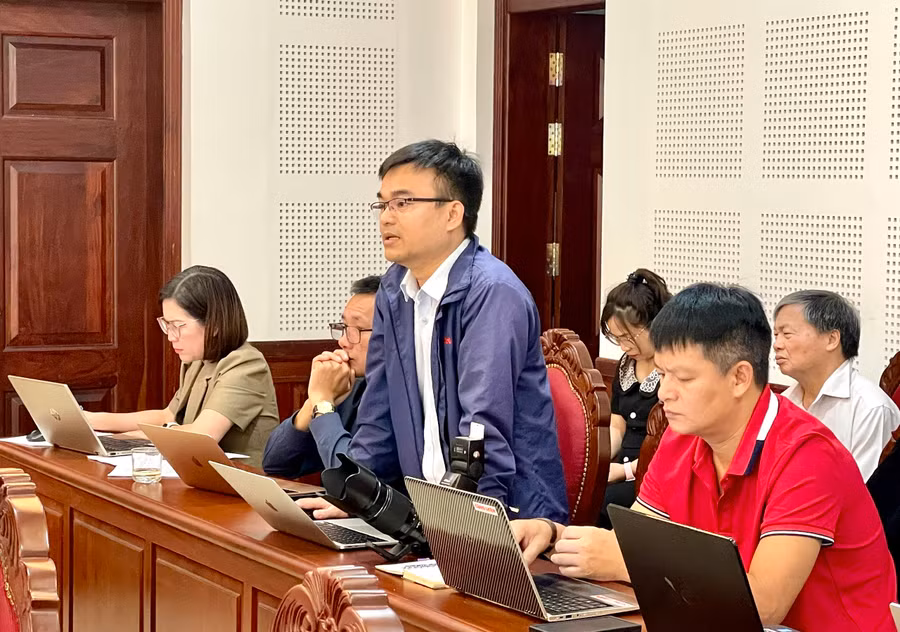 Phóng viên Tấn Lực (Báo Tuổi Trẻ) đặt câu hỏi tại buổi họp báo. Ảnh: Lam Nguyên