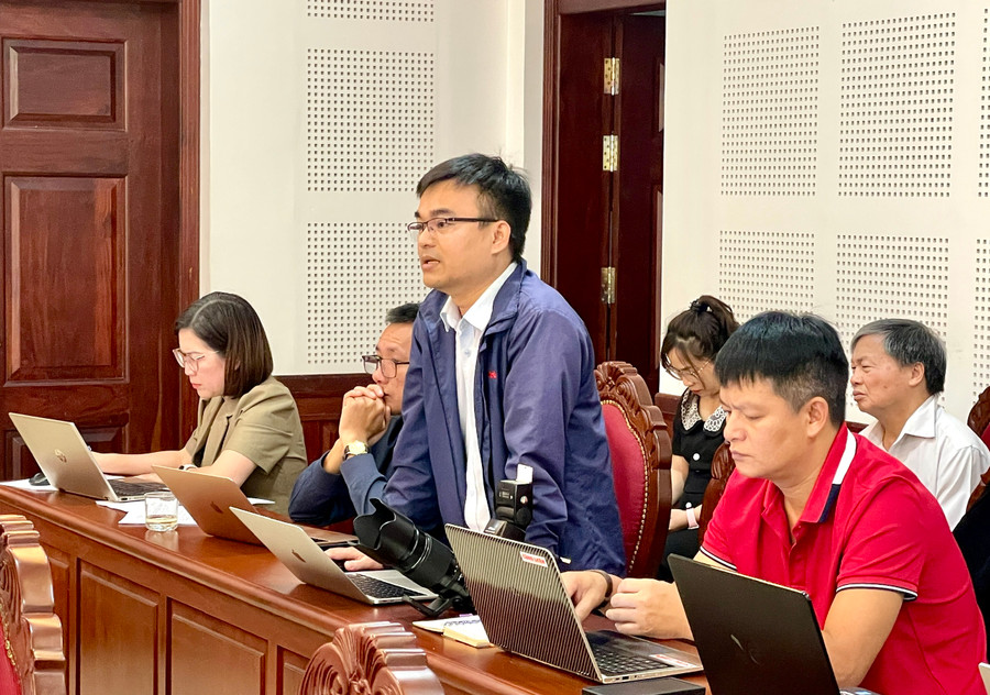 Phóng viên Tấn Lực (Báo Tuổi Trẻ) đặt câu hỏi tại buổi họp báo. Ảnh: Lam Nguyên