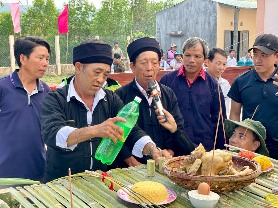 Thầy cúng Lý Văn Tính (giữa) thực hiện nghi thức cúng làng. Ảnh: Lam Nguyên Thầy cúng Lý Văn Tính (giữa) thực hiện nghi thức cúng làng. Ảnh: Lam Nguyên
