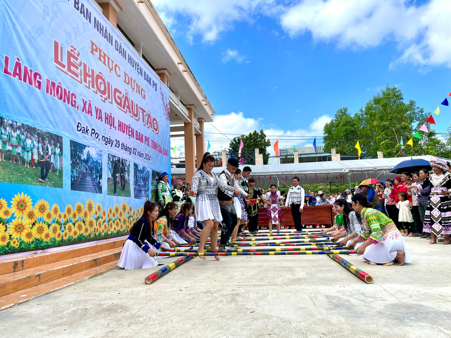 Người dân làng Mông hào hứng nhảy sạp trong phần hội. Ảnh: Lam Nguyên Người dân làng Mông hào hứng nhảy sạp trong phần hội. Ảnh: Lam Nguyên