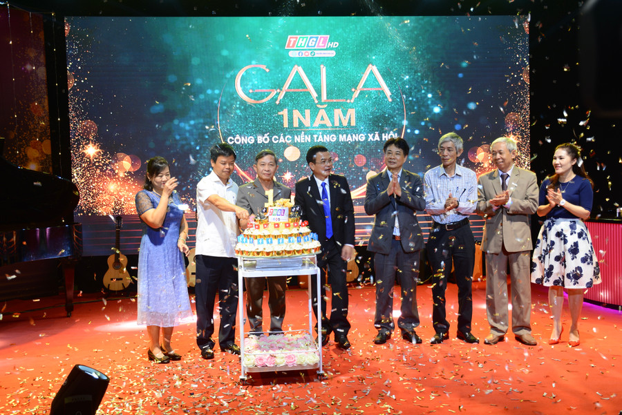 Các khách mời đến chia vui cùng tập thể cán bộ, viên chức, người lao động Đài PT-TH Gia Lai tại chương trình. Ảnh: Lam Nguyên Các khách mời đến chia vui cùng tập thể cán bộ, viên chức, người lao động Đài PT-TH Gia Lai tại chương trình. Ảnh: Lam Nguyên