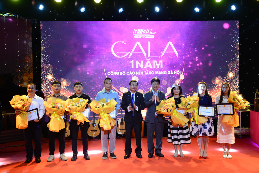 Lãnh đạo Đài PT-TH Gia Lai khen thưởng các cá nhân có tin bài đạt trên 1 triệu lượt view trong năm qua. Ảnh: Lam Nguyên Lãnh đạo Đài PT-TH Gia Lai khen thưởng các cá nhân có tin bài đạt trên 1 triệu lượt view trong năm qua. Ảnh: Lam Nguyên