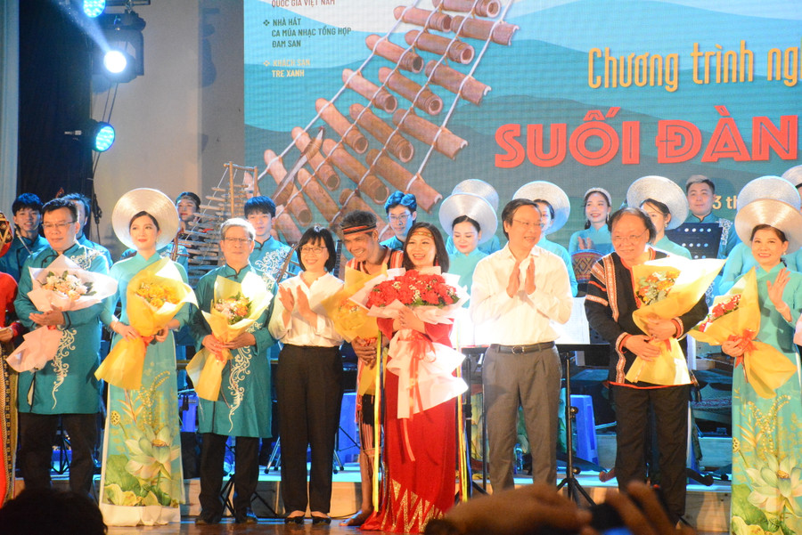 Lãnh đạo tỉnh tặng hoa cho các nghệ sĩ tham gia chương trình. Ảnh: Phương Duyên Lãnh đạo tỉnh tặng hoa cho các nghệ sĩ tham gia chương trình. Ảnh: Phương Duyên