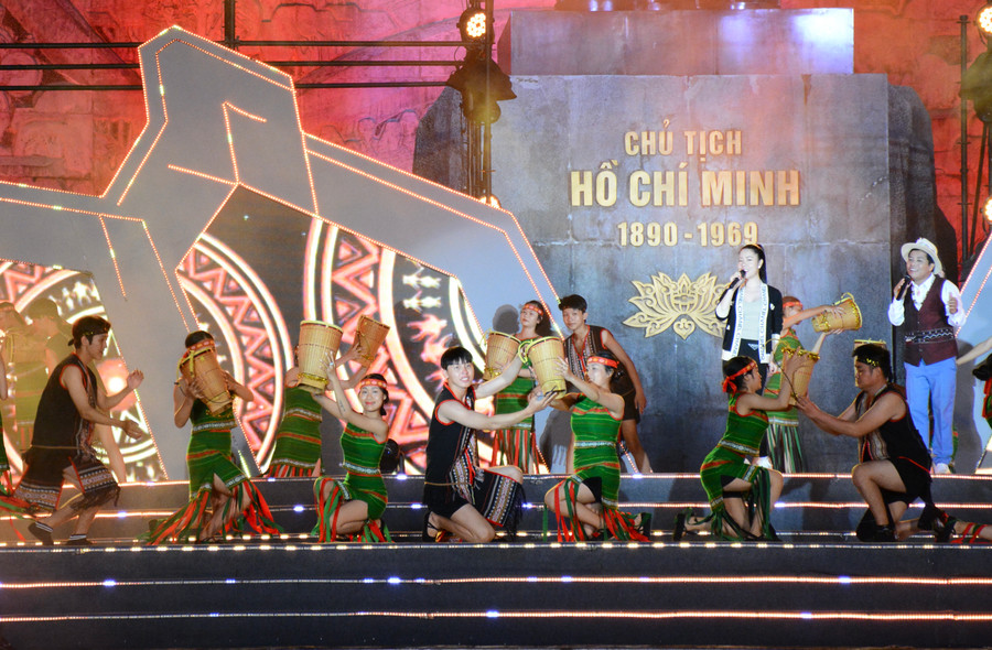 "Tây Nguyên xanh" là chủ đề của chương trình nghệ thuật đặc biệt “Giữ trọn lời thề” năm 2023. Ảnh: Lam Nguyên "Tây Nguyên xanh" là chủ đề của chương trình nghệ thuật đặc biệt “Giữ trọn lời thề” năm 2023. Ảnh: Lam Nguyên