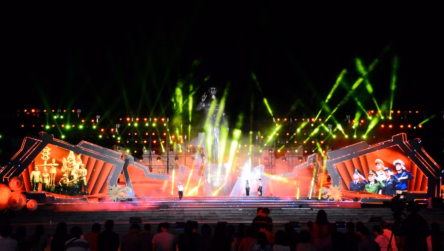 Toàn cảnh sân khấu của chương trình. Ảnh: Lam Nguyên Toàn cảnh sân khấu của chương trình. Ảnh: Lam Nguyên