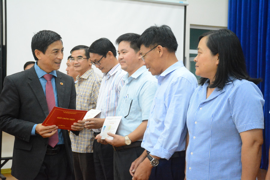 PGS-TS Đoàn Triệu Long-Giám đốc Học viện Chính trị khu vực III trao giấy chứng nhận hoàn thành lớp bồi dưỡng cho các học viên. Ảnh: Lam Nguyên