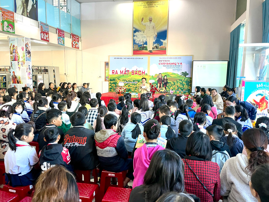 Một chương trình ra mắt sách do Thư viện tỉnh Gia Lai tổ chức, thu hút đông đảo học sinh tham gia. Ảnh: Lam Nguyên