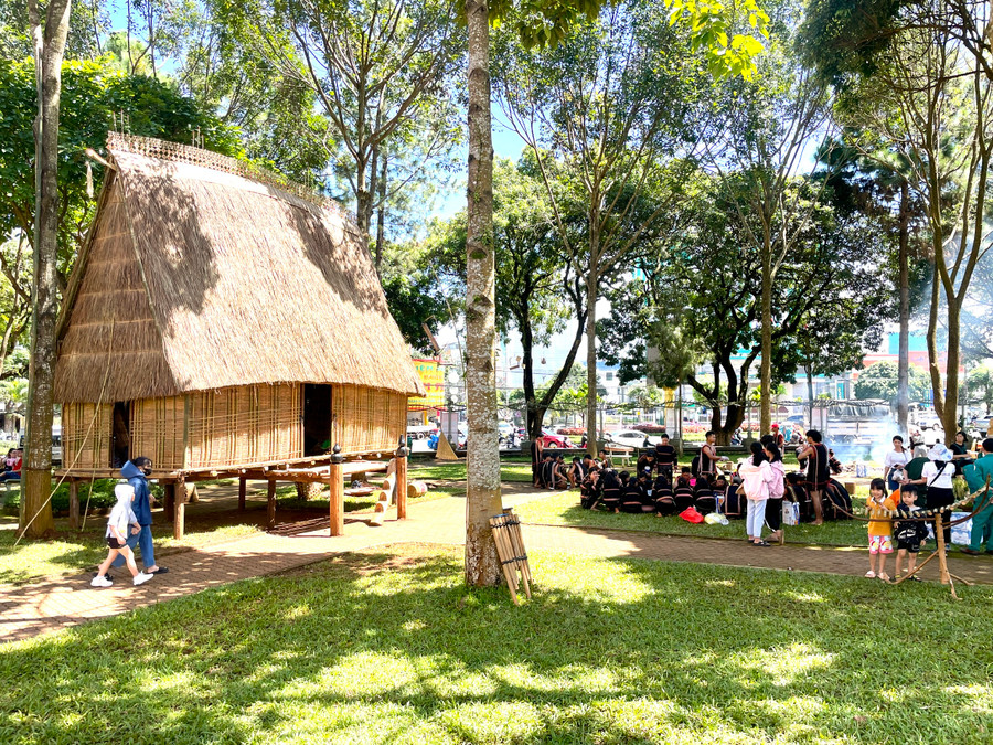 Đông đảo du khách đến với "Ngày hội Di sản văn hóa năm 2023". Ảnh: Lam Nguyên Đông đảo du khách đến với "Ngày hội Di sản văn hóa năm 2023". Ảnh: Lam Nguyên