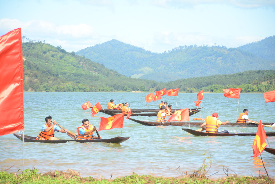 Có 10/39 đội thi xuất sắc nhất được trao giải ở hạng A và hạng B tại Hội đua thuyền độc mộc trên sông Pô Cô năm 2023. Ảnh: Lam Nguyên Có 10/39 đội thi xuất sắc nhất được trao giải ở hạng A và hạng B tại Hội đua thuyền độc mộc trên sông Pô Cô năm 2023. Ảnh: Lam Nguyên