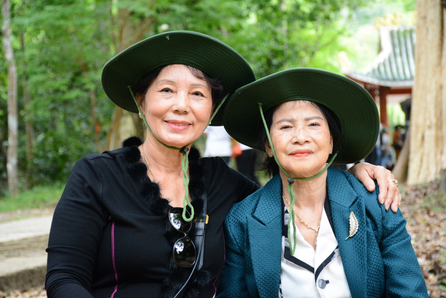 Bà Phạm Thị Thiên Thai (trái) gặp lại đồng đội xưa sau hàng chục năm. Ảnh: Lam Nguyên Bà Phạm Thị Thiên Thai (trái) gặp lại đồng đội xưa sau hàng chục năm. Ảnh: Lam Nguyên