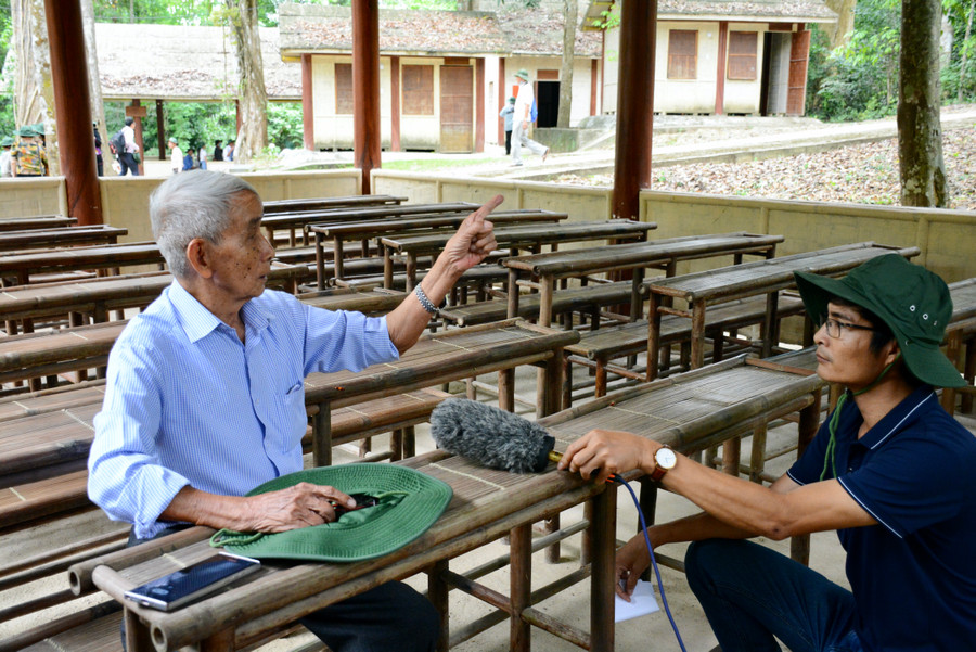 Ông Trần Đình Ngẫu (91 tuổi) trò chuyện cùng phóng viên trong chuyến về nguồn. Ảnh: Lam Nguyên Ông Trần Đình Ngẫu (91 tuổi) trò chuyện cùng phóng viên trong chuyến về nguồn. Ảnh: Lam Nguyên