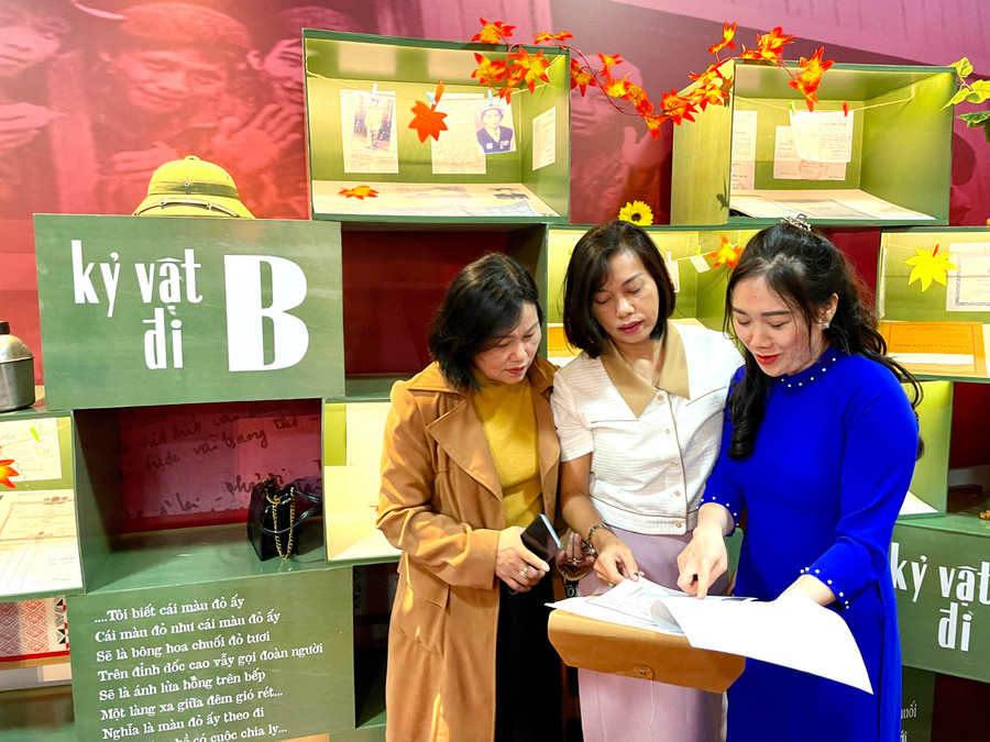 Khách tham quan tìm hiểu về hồ sơ, kỷ vật đi B. Ảnh: Lam Nguyên Khách tham quan tìm hiểu về hồ sơ, kỷ vật đi B. Ảnh: Lam Nguyên