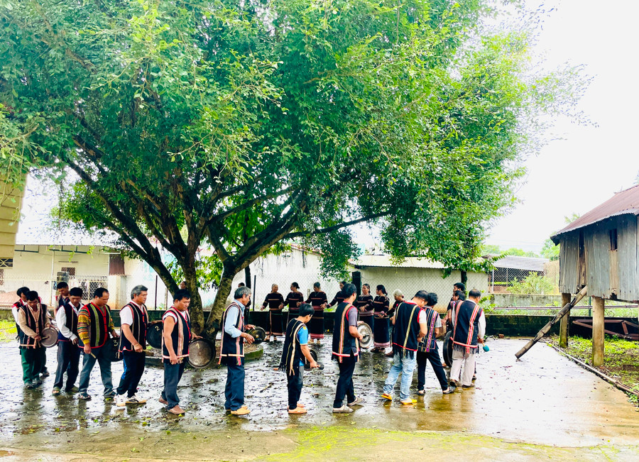 Bà con làng Kép (phường Đống Đa) tiễn biệt Tổng Bí thư Nguyễn Phú Trọng bằng tiếng chiêng. Ảnh: Lam Nguyên Bà con làng Kép (phường Đống Đa) tiễn biệt Tổng Bí thư Nguyễn Phú Trọng bằng tiếng chiêng. Ảnh: Lam Nguyên