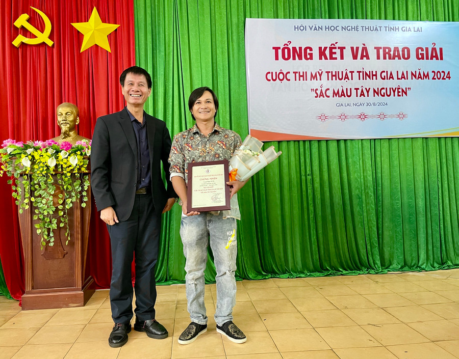 Họa sĩ Phạm Thế Bộ được trao giải nhất của cuộc thi. Ảnh: Lam Nguyên