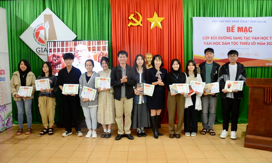 Các học viên có tác phẩm chất lượng được tặng giấy khen tại lễ bế mạc. Ảnh: Lam Nguyên Các học viên có tác phẩm chất lượng được tặng giấy khen tại lễ bế mạc. Ảnh: Lam Nguyên