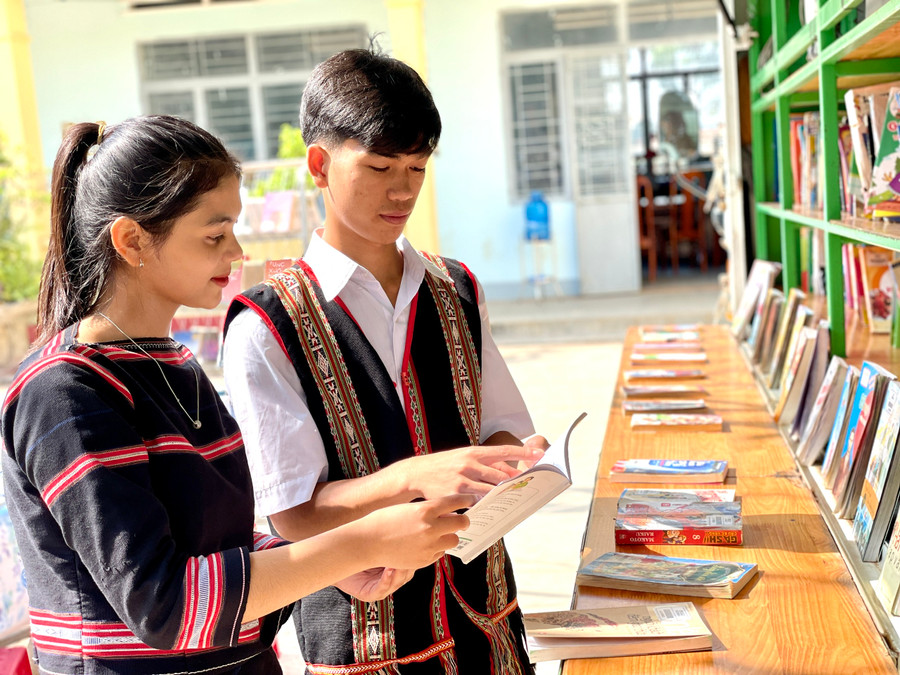 Học sinh đọc sách tự chọn tại xe ô tô Thư viện lưu động của Thư viện tỉnh Gia Lai. Ảnh: Lam Nguyên