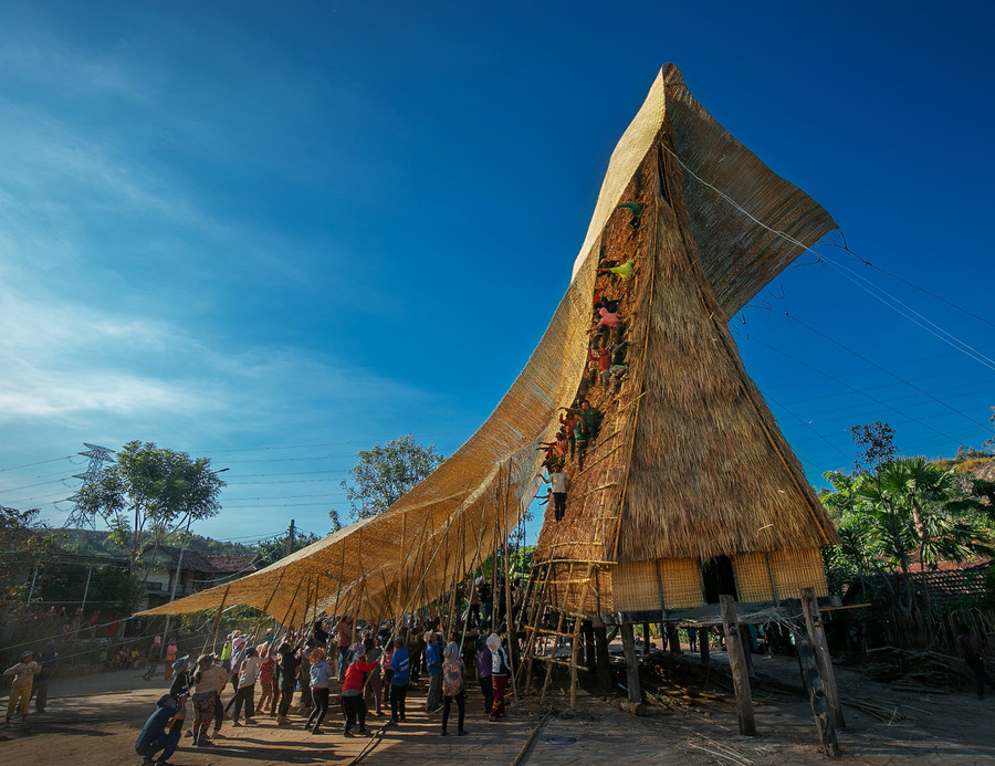 Tác phẩm “Lợp phên tre bảo vệ mái nhà rông” của tác giả Nguyễn Linh Vinh Quốc đạt huy chương bạc thể loại ảnh đơn.