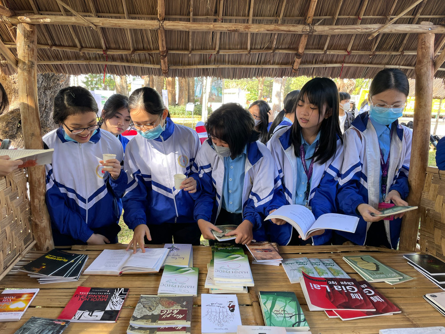 Văn hóa đọc đang dần lan tỏa trong cộng đồng, nhất là với học sinh các trường học trên địa bàn tỉnh. Ảnh: Lam Nguyên