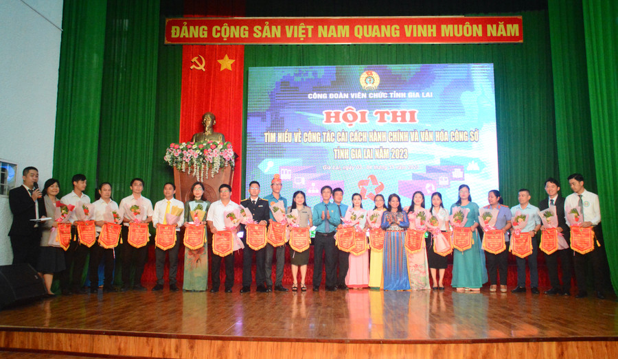 Ban tổ chức tặng hoa, cờ lưu niệm cho 23 đơn vị tham gia hội thi. Ảnh: Lam Nguyên Ban tổ chức tặng hoa, cờ lưu niệm cho 23 đơn vị tham gia hội thi. Ảnh: Lam Nguyên