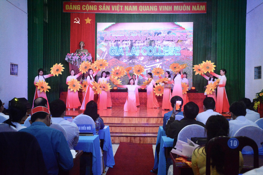 Phần thi của Công đoàn cơ sở Trường Cao đẳng Gia Lai. Ảnh: Lam Nguyên Phần thi của Công đoàn cơ sở Trường Cao đẳng Gia Lai. Ảnh: Lam Nguyên