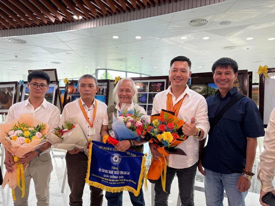 Niềm vui của đoàn Gia Lai khi lần đầu tiên mang về trọn bộ các loại huy chương tại một liên hoan khu vực. Ảnh: NVCC