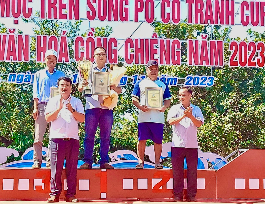 Ban tổ chức trao cúp A Sanh cho đội vô địch. Ảnh: Lam Nguyên Ban tổ chức trao cúp A Sanh cho đội vô địch. Ảnh: Lam Nguyên