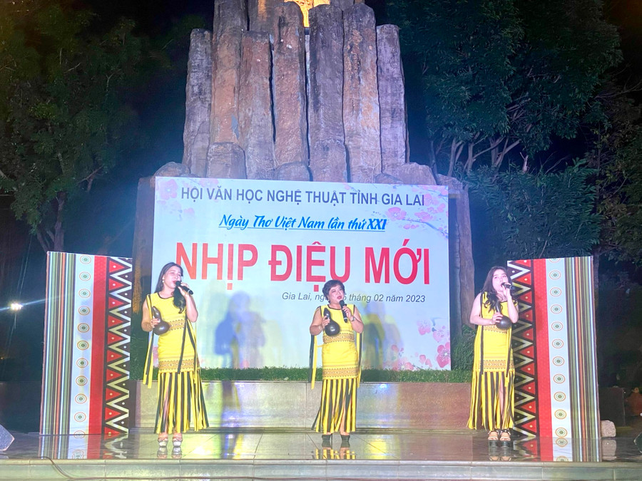 Một tiết mục tại chương trình hưởng ứng Ngày thơ Việt Nam lần thứ 21-năm 2023 do Hội Văn học Nghệ thuật Gia Lai tổ chức. Ảnh: Lam Nguyên